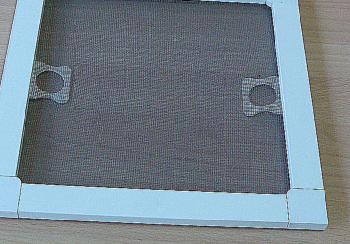 Профиль москитной сетки – это специальные алюминиевые конструкции, которые позволяют надежно закрепить сетку против насекомых в проеме окна или дверной