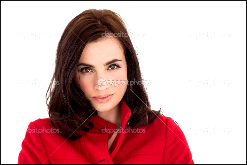портрет красивой брюнетки в красном пальто на белом фоне — Фото автора Wavebreakmedia