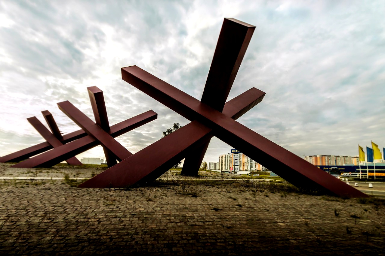 Монумент защитникам Москвы «Ежи» на въезде в Химки