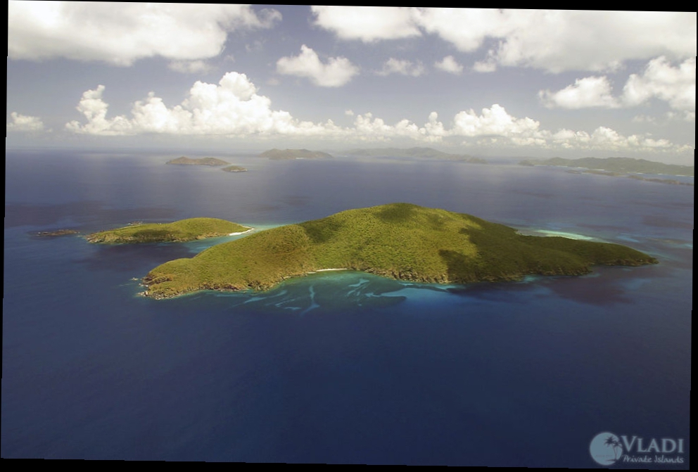 К островам можно добраться только на лодке или же частным самолетом. Площадь всех островков, прилегающих к Большому и Малому островам Ханс Лоллик — 610